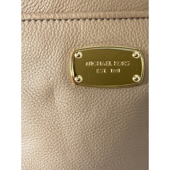 MICHAEL KORS SMALL NUDE TAN PEBBLED LEATHER CROSSBODY BAG - Picture 8 of 13